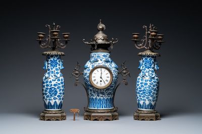 Une garniture de cheminée à pendule en porcelaine de Chine en bleu et blanc montée en bronze, 19ème