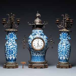 Une garniture de cheminée à pendule en porcelaine de Chine en bleu et blanc montée en bronze, 19ème — photo 1