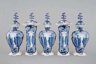 Une garniture de cheminée en faïence de Delft bleu et blanc, 18ème