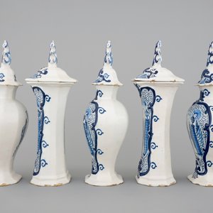Une garniture de cheminée en faïence de Delft bleu et blanc, 18ème — photo 2