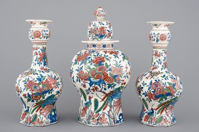 Une garniture de cheminée en faïence de Delft en palette cachemire, ca. 1700