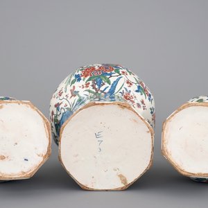 Une garniture de cheminée en faïence de Delft en palette cachemire, ca. 1700 — photo 6