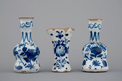 Une garniture de cheminée miniature en faïence de Delft, 18ème siècle