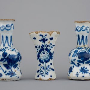Une garniture de cheminée miniature en faïence de Delft, 18ème siècle — photo 1