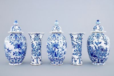 Une garniture de cinq pièces de style Delft en faïence de Samson, Paris, 19ème