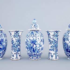 Une garniture de cinq pièces de style Delft en faïence de Samson, Paris, 19ème — photo 1