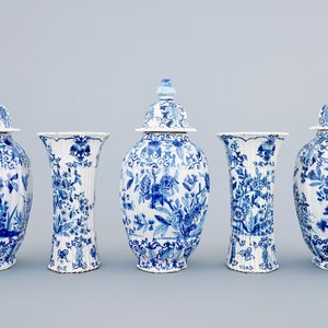 Une garniture de cinq pièces de style Delft en faïence de Samson, Paris, 19ème — photo 4