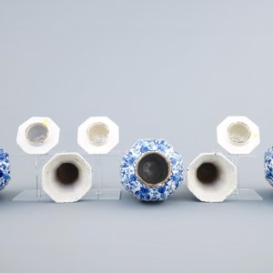 Une garniture de cinq pièces de style Delft en faïence de Samson, Paris, 19ème — photo 5