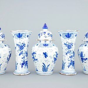 Une garniture de cinq pièces en faïence de Delft à décor de perroquets, 18ème — photo 3