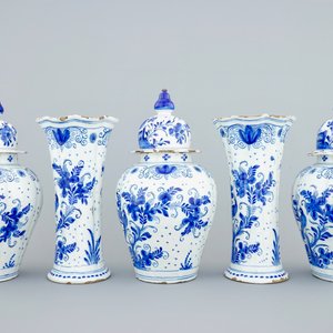 Une garniture de cinq pièces en faïence de Delft à décor de perroquets, 18ème — photo 4