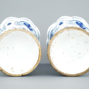 Une garniture de cinq pièces en faïence de Delft à décor de perroquets, 18ème — photo 6