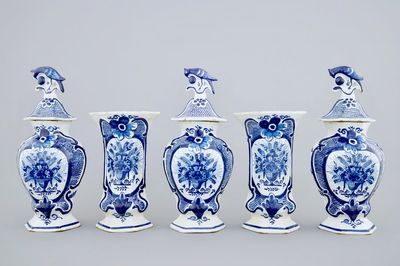 Une garniture de cinq pièces en faïence de Delft à décor de queues de paons, 18ème