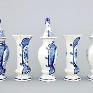Une garniture de cinq pièces en faïence de Delft à décor de queues de paons, 18ème — photo 2