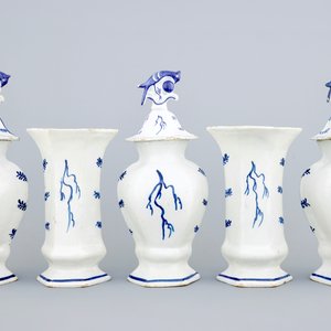Une garniture de cinq pièces en faïence de Delft à décor de queues de paons, 18ème — photo 3