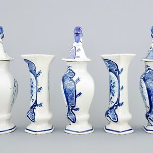 Une garniture de cinq pièces en faïence de Delft à décor de queues de paons, 18ème — photo 4