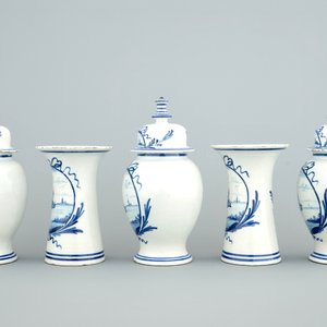 Une garniture de cinq vases en faïence de Delft bleu et blanc, 18ème — photo 4