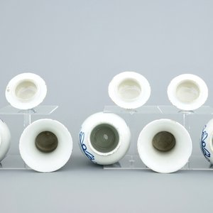 Une garniture de cinq vases en faïence de Delft bleu et blanc, 18ème — photo 5
