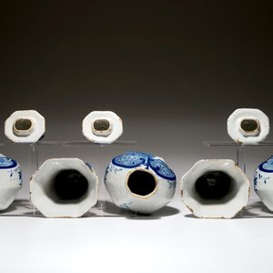 Une garniture de cinq vases en faïence de Delft bleu et blanc, 19ème — photo 5