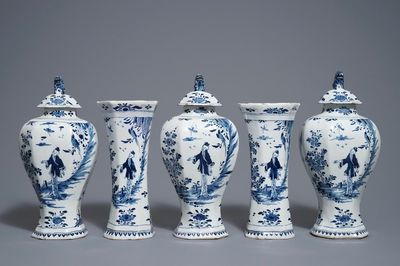 Une garniture de cinq vases en faïence de Delft bleu et blanc à décor de chinoiserie, 1ère moitié du 18ème