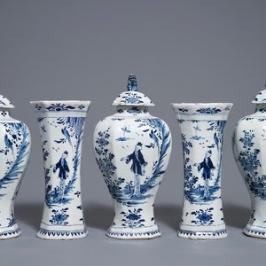 Une garniture de cinq vases en faïence de Delft bleu et blanc à décor de chinoiserie, 1ère moitié du 18ème — photo 1