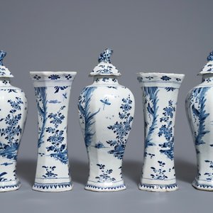 Une garniture de cinq vases en faïence de Delft bleu et blanc à décor de chinoiserie, 1ère moitié du 18ème — photo 2