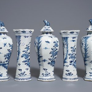 Une garniture de cinq vases en faïence de Delft bleu et blanc à décor de chinoiserie, 1ère moitié du 18ème — photo 4