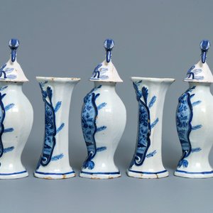 Une garniture de cinq vases en faïence de Delft bleu et blanc à décor d'oiseaux de paradis, 18ème — photo 4