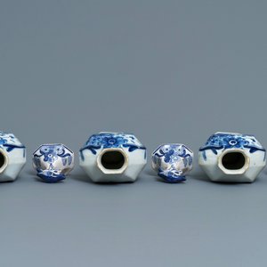 Une garniture de cinq vases en faïence de Delft bleu et blanc à décor d'oiseaux de paradis, 18ème — photo 5
