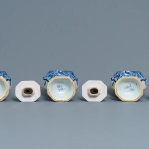 Une garniture de cinq vases en faïence de Delft bleu et blanc à décor d'oiseaux de paradis, 18ème — photo 6