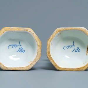 Une garniture de cinq vases en faïence de Delft bleu et blanc à décor d'oiseaux de paradis, 18ème — photo 8