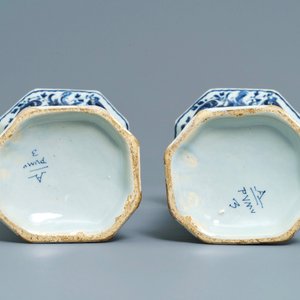 Une garniture de cinq vases en faïence de Delft bleu et blanc à décor pastoral, 18ème — photo 8