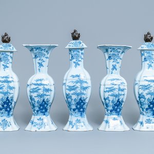 Une garniture de cinq vases en faïence de Delft en bleu et blanc, 18ème — photo 1