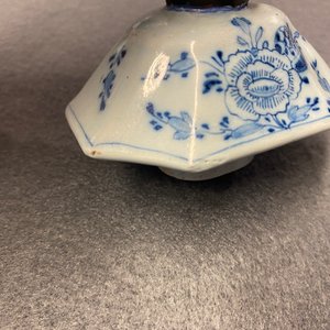 Une garniture de cinq vases en faïence de Delft en bleu et blanc, 18ème — photo 16
