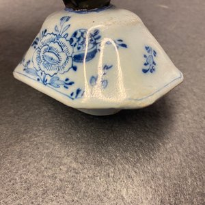 Une garniture de cinq vases en faïence de Delft en bleu et blanc, 18ème — photo 17