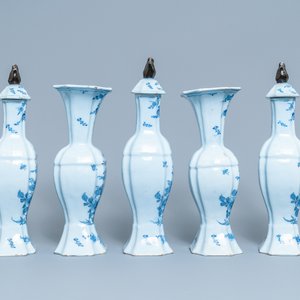Une garniture de cinq vases en faïence de Delft en bleu et blanc, 18ème — photo 2