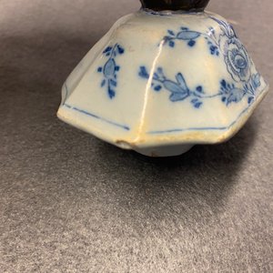 Une garniture de cinq vases en faïence de Delft en bleu et blanc, 18ème — photo 22