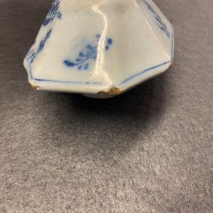 Une garniture de cinq vases en faïence de Delft en bleu et blanc, 18ème — photo 23