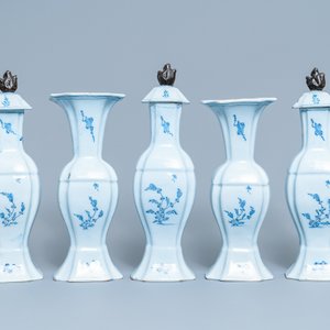 Une garniture de cinq vases en faïence de Delft en bleu et blanc, 18ème — photo 3