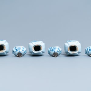 Une garniture de cinq vases en faïence de Delft en bleu et blanc, 18ème — photo 7