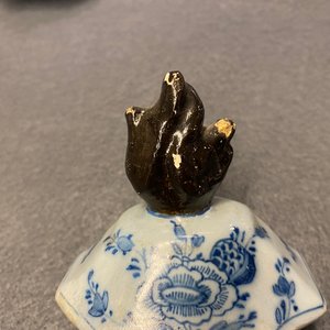 Une garniture de cinq vases en faïence de Delft en bleu et blanc, 18ème — photo 9