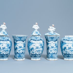 Une garniture de cinq vases en faïence de Delft en bleu et blanc, 18ème — photo 1
