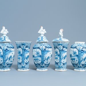 Une garniture de cinq vases en faïence de Delft en bleu et blanc, 18ème — photo 4