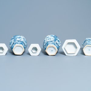 Une garniture de cinq vases en faïence de Delft en bleu et blanc, 18ème — photo 6