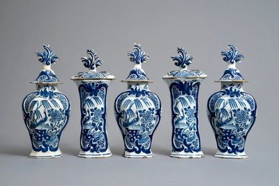 Une garniture de cinq vases en faïence de Delft en bleu et blanc à décor d'oiseaux de paradis, 18ème