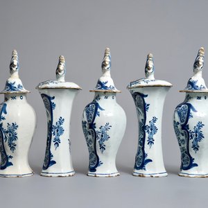 Une garniture de cinq vases en faïence de Delft en bleu et blanc à décor d'oiseaux de paradis, 18ème — photo 4