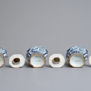 Une garniture de cinq vases en faïence de Delft en bleu et blanc à décor d'oiseaux de paradis, 18ème — photo 8
