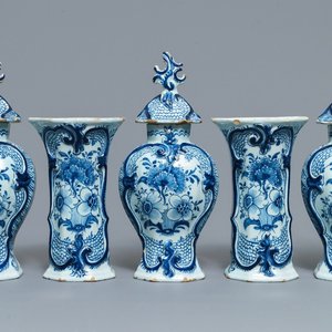 Une garniture de cinq vases en faïence de Delft en bleu et blanc à décor floral, 18ème — photo 1