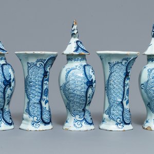 Une garniture de cinq vases en faïence de Delft en bleu et blanc à décor floral, 18ème — photo 2