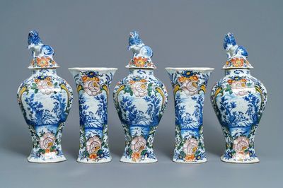 Une garniture de cinq vases en faïence de Delft polychrome à décor romantique, 18ème