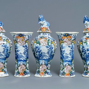 Une garniture de cinq vases en faïence de Delft polychrome à décor romantique, 18ème — photo 1